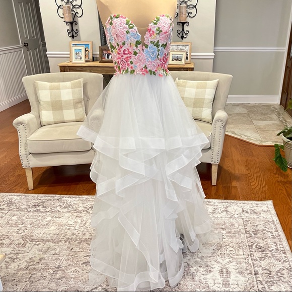 Gorgeous Camille La Vie ball gown dress perfect for prom, sweet 16th and formal - Picture 1 of 11